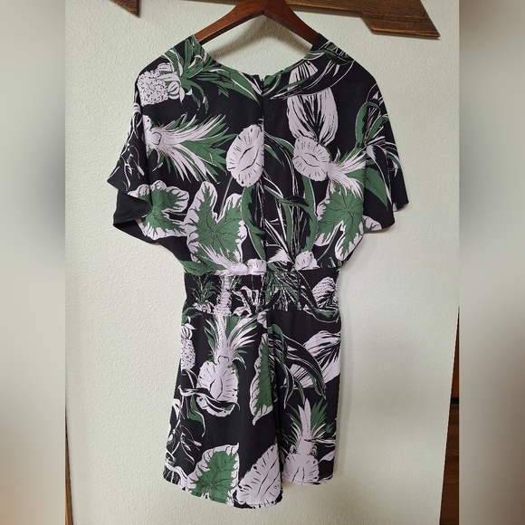 Aritzia Sunday Best Floral Romper. Short sleeves. Pockets. Womens size 8 - Picture 9 of 9